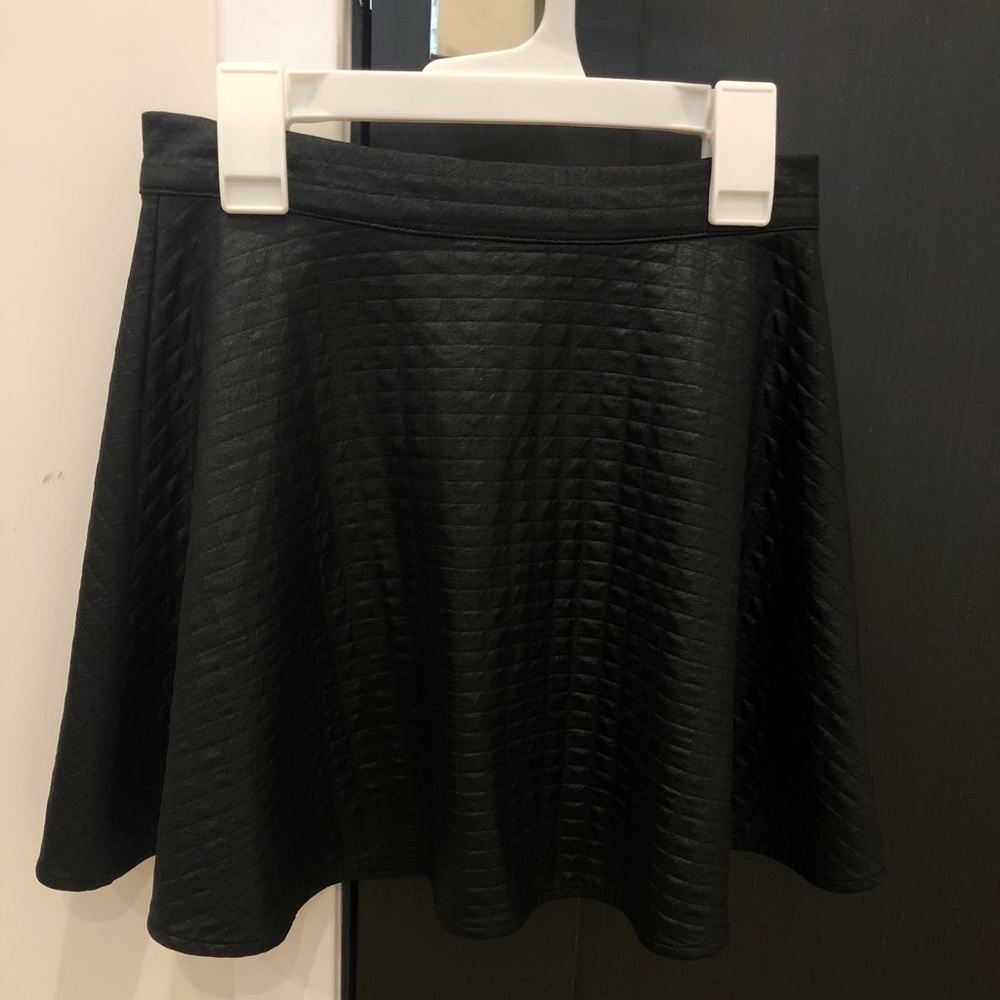 Black loose mini skirt with a zipper in the back